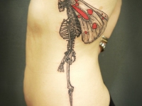 Татуировка скелет на боку