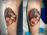 Татуировка конь на икре