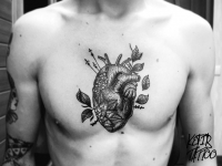 Татуировка сердце на груди