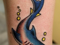 Татуировка акула на голени