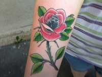 Татуировка роза на предплечье