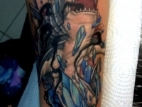 Татуировка акулы с раскрытой пастью на руке