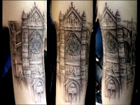 Татуировка старинной башни на руке