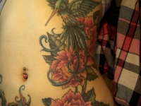 Татуировка на плече колибри на цветке