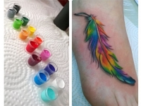 Татуировка разноцветного пера на стопе