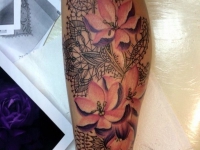 Татуировка на руке цветов на узоре