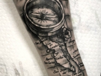 Татуировка компаса и карты на руке
