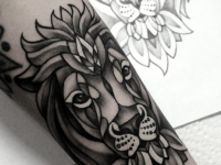 Татуировка головы льва на руке