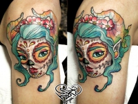 Цветная татуировка головы девушке в макияже на плече