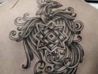 Татуировка жарптицы с символикой на спине