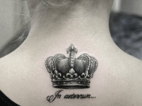 Татуировка короны на спине с надписью