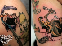 Татуировка героев мультфильма про Бакс Бани на плече