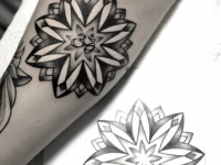 Татуировка раскрывшегося цветка на руке