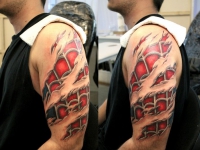 Татуировка на плече имитирующая железную руку