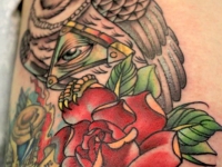 Татуировка филин, масонский глаз и роза на плече