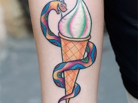 Татуировка змея с мороженым на предплечье