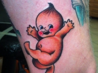 Татуировка малыш на бедре