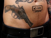 Татуировка револьвер на боку