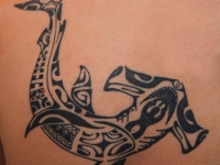 Татуировка акула на лопатке