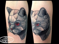 Тату голова кота из линий на икре