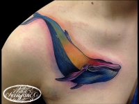 Татуировка цветной кашалот возле плеча
