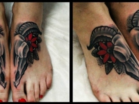 Татуировка цветок на ступне