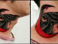 Татуировка голова ворона с полумесяцем на шее