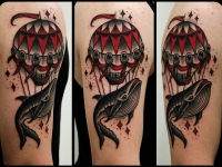 Татуировка кашалот и воздушный шар на плече