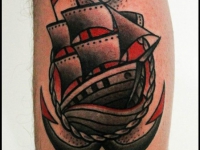 Татуировка корабль и якорь на икре