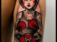 Татуировка девушка в боксерских перчатках на плече