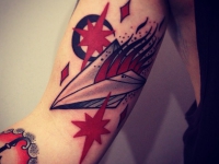 Татуировка бумажный самолетик на плече