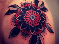 Татуировка узор на плече