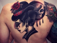 Татуировка голова девушки и череп на спине