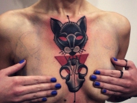 Татуировка кот и его череп от груди к шее девушки