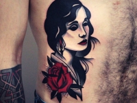 Татуировка девушка и роза на боку
