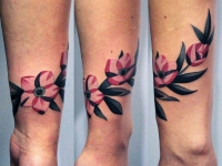 Тату цветочки вокруг руки возле запястья
