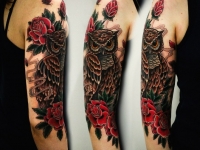 Татуировка филин с цветами на руке