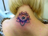 Татуировка цветок лотоса на шее