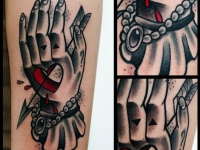 Татуировка рука со стрелой