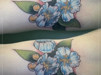 Татуировка голубые цветочки на предплечье