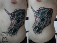 Татуировка череп лошади на боку