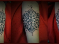 Татуировка цветок в цветке