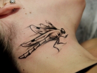 Татуировка стрекоза на шее