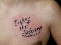 Татуировка надпись на груди