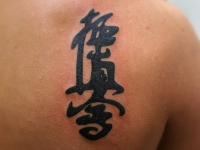 Татуировка иероглифы на лопатке