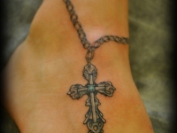 Татуировка браслет с крестом на голеностопе