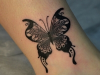 Татуировка бабочка на голени