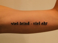 Татуировка надпись на плече
