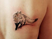 Татуировка лисица на лопатке