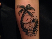 Татуировка солнце, море, и пальма на руке